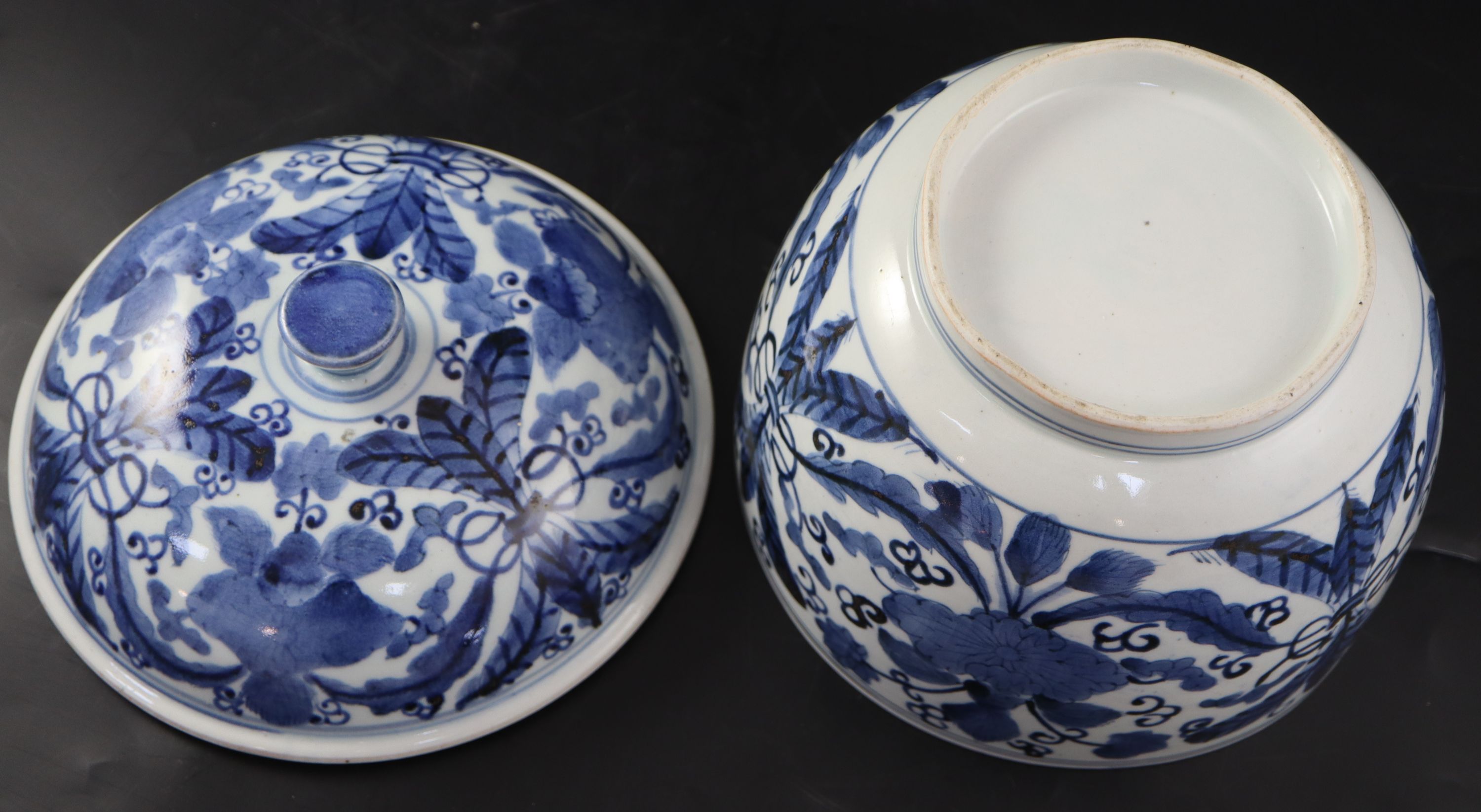 A Japanese blue and white tureen and cover, c.1700, 21.5cm